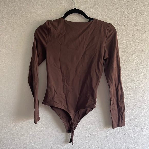 Aritzia - Babaton Contour Crew Neck Longsleeve Bodysuit - Picture 5 of 5